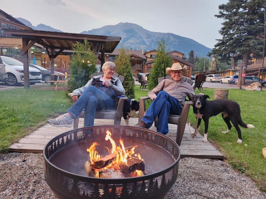 Rundle Mountain Lodge Canmore Buitenkant foto
